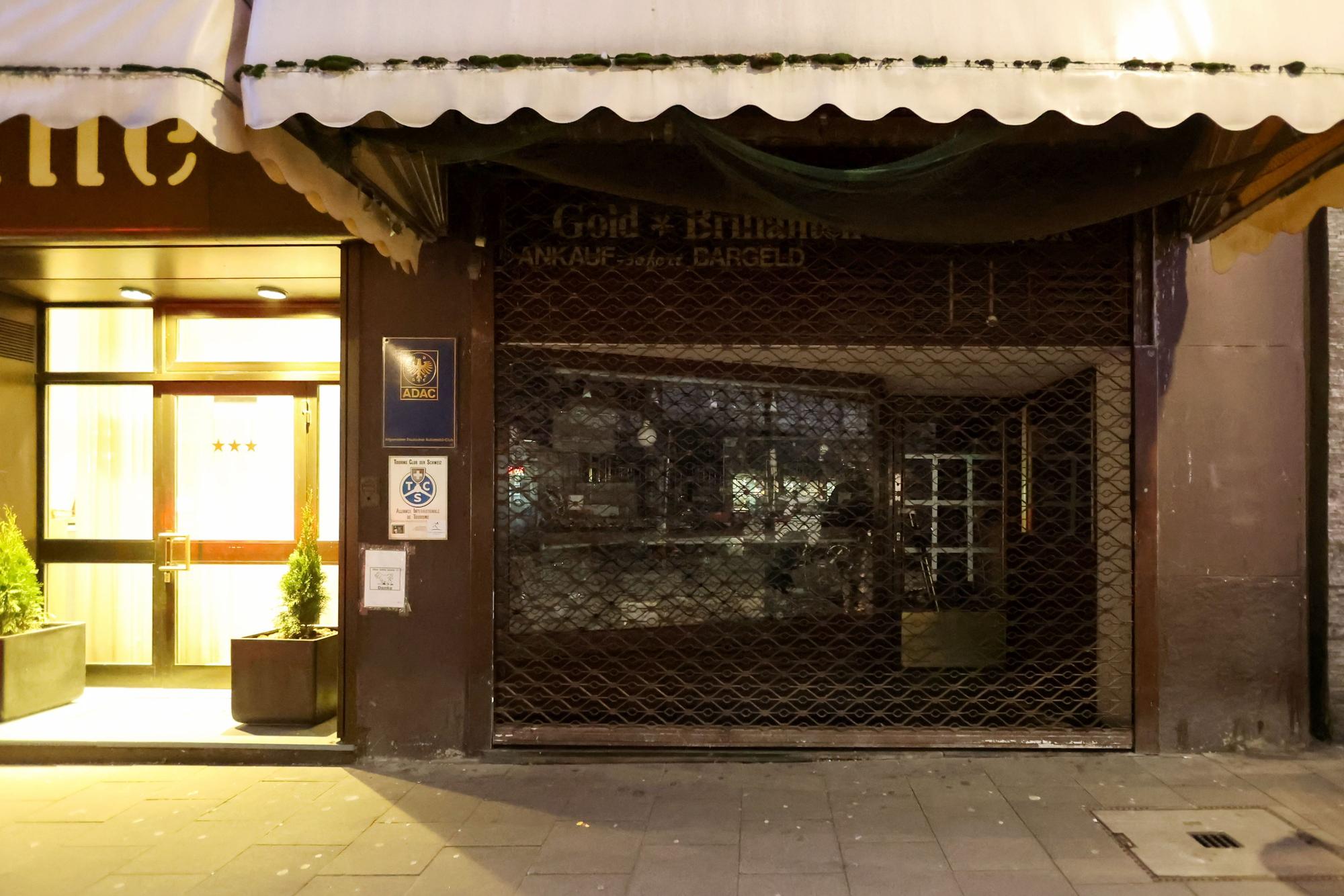 In diesem Juweliergeschäft in der Kölner Altstadt erbeuteten die Täter Schmuck im Wert von 157.000 Euro.