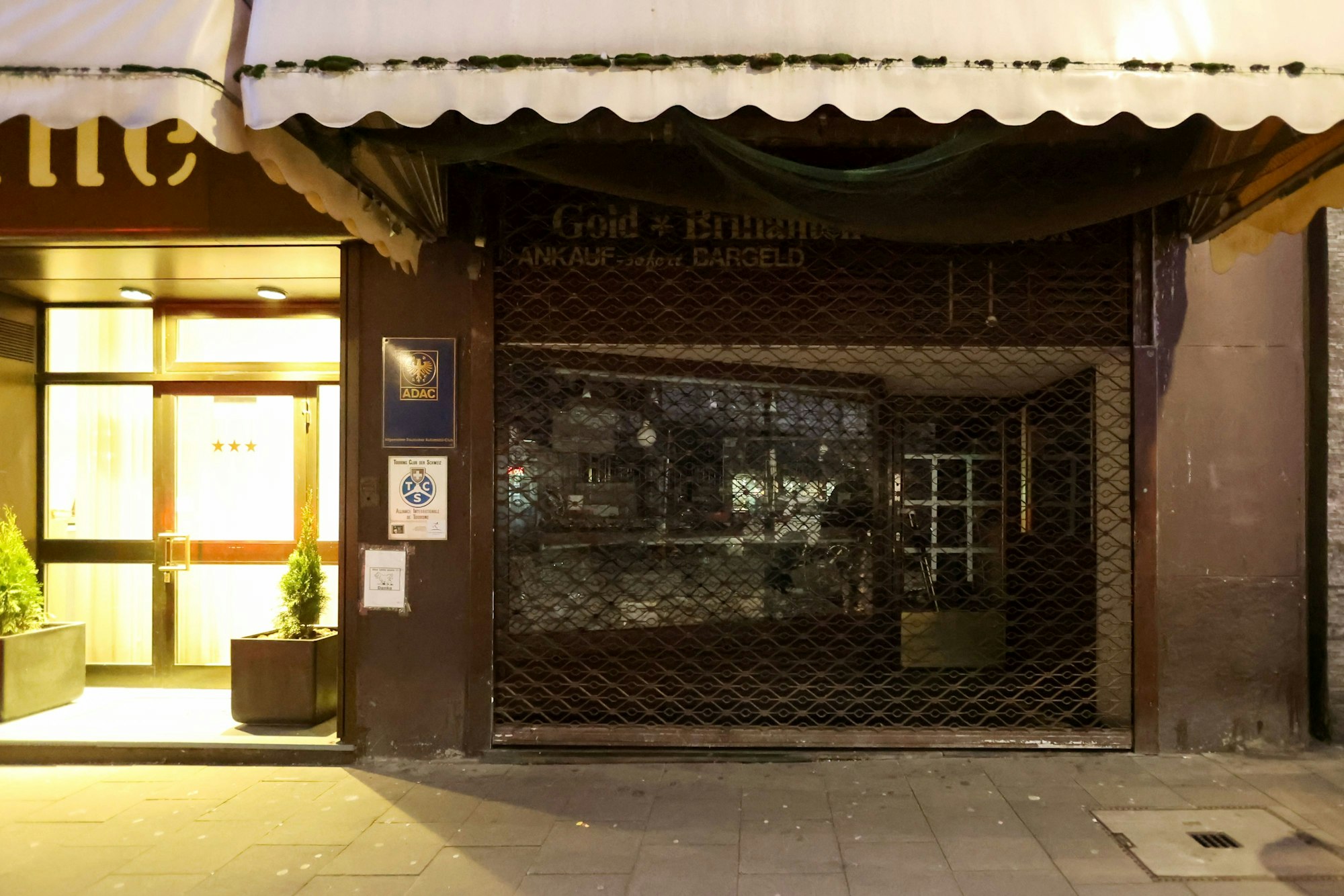 In diesem Juweliergeschäft in der Kölner Altstadt erbeuteten die Täter Schmuck im Wert von 157.000 Euro.
