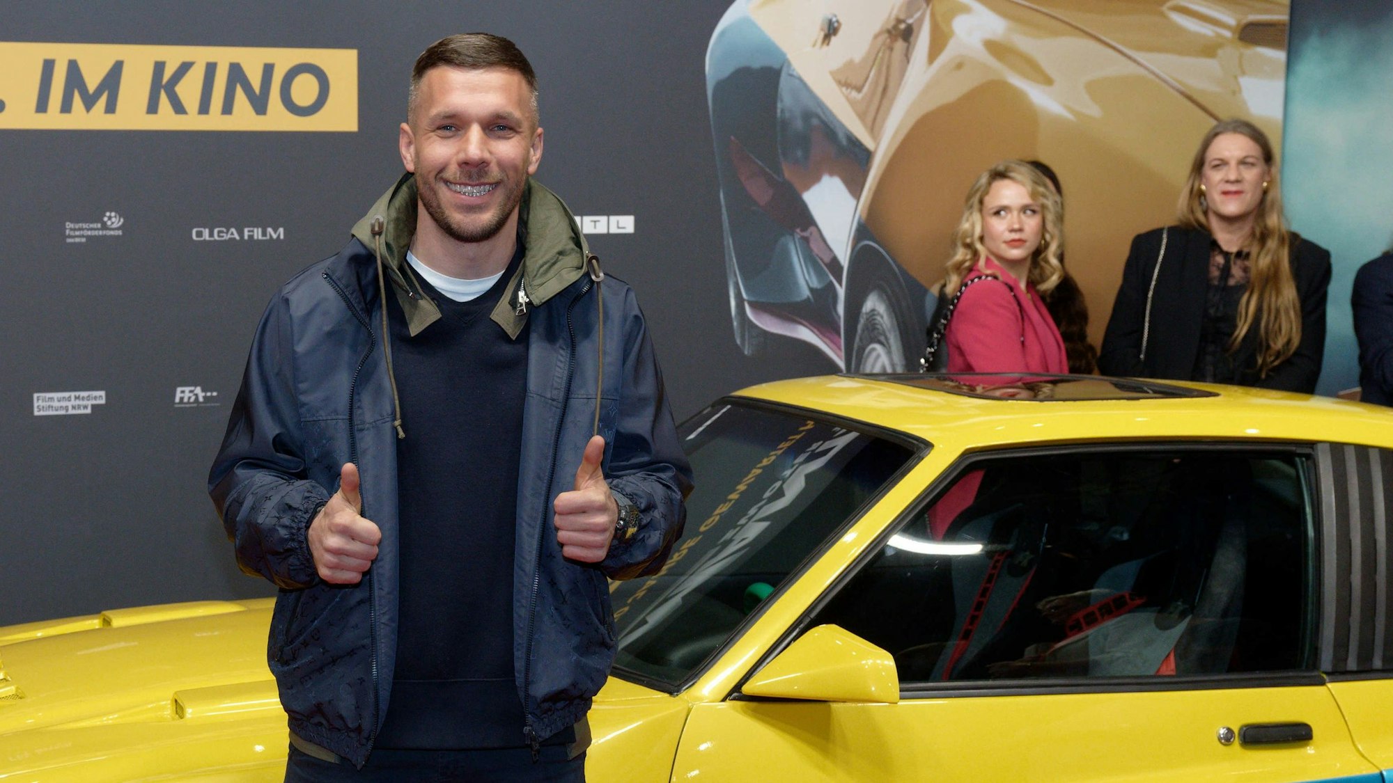 26.03.2023, Nordrhein-Westfalen, Köln: Der ehemalige Fußballer Lukas Podolski kommt zu Premiere des Films "Manta Manta · Zwoter Teil". Foto: Henning Kaiser/dpa +++ dpa-Bildfunk +++