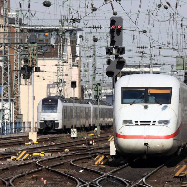 Der Kölner Hauptbahnhof ist einer der verkehrsreichsten Bahnhöfe Deutschlands. Dementsprechend hoch ist der Verkehr auf den Zufahrtsstrecken aus Richtung Osten über die Hohenzollernbrücke und aus Richtung Norden. Zu sehen ist ein ICE bei der Einfahrt in den Kölner HBF.