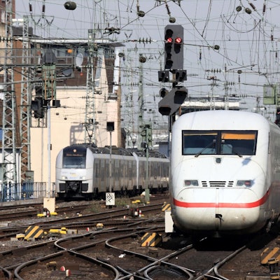 Der Kölner Hauptbahnhof ist einer der verkehrsreichsten Bahnhöfe Deutschlands. Dementsprechend hoch ist der Verkehr auf den Zufahrtsstrecken aus Richtung Osten über die Hohenzollernbrücke und aus Richtung Norden. Zu sehen ist ein ICE bei der Einfahrt in den Kölner HBF.