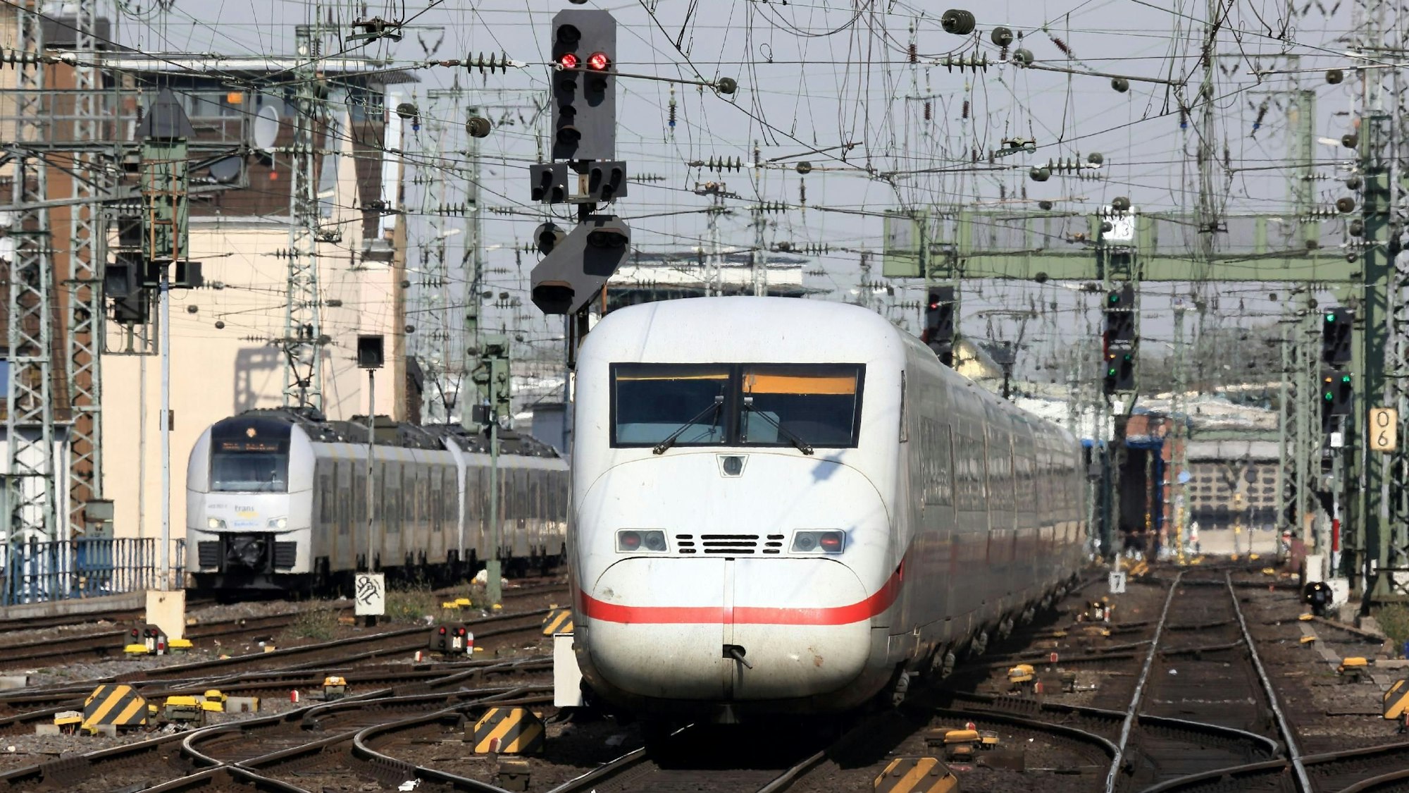 Der Kölner Hauptbahnhof ist einer der verkehrsreichsten Bahnhöfe Deutschlands. Dementsprechend hoch ist der Verkehr auf den Zufahrtsstrecken aus Richtung Osten über die Hohenzollernbrücke und aus Richtung Norden. Zu sehen ist ein ICE bei der Einfahrt in den Kölner HBF.