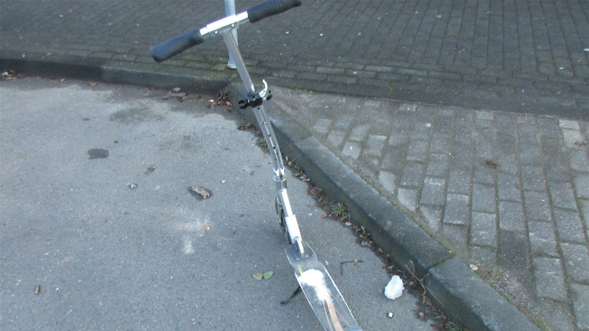 Das Foto zeigt einen Tretroller.