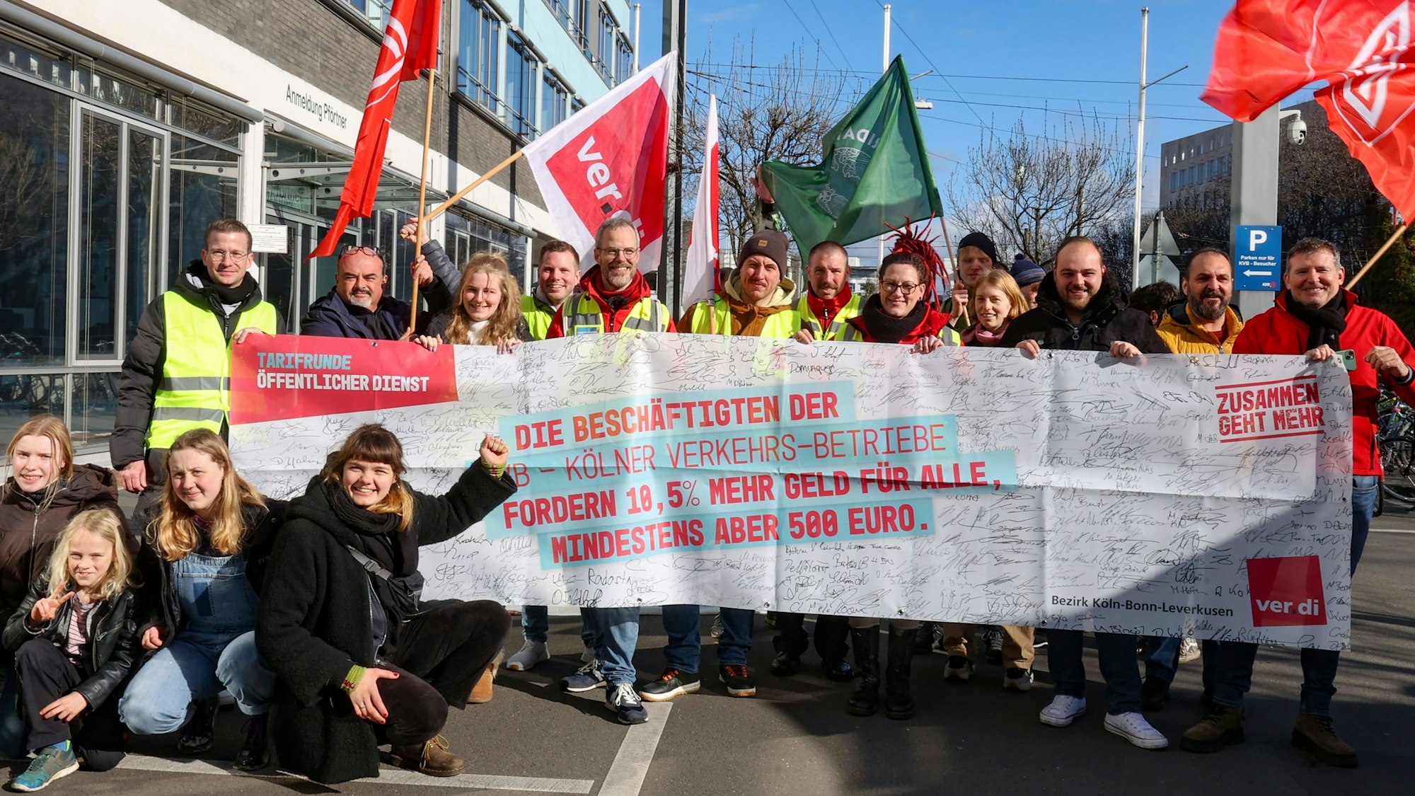 Fridays for Future streikt an der Seite der Beschäftigten
am Betriebshof West der KVB
