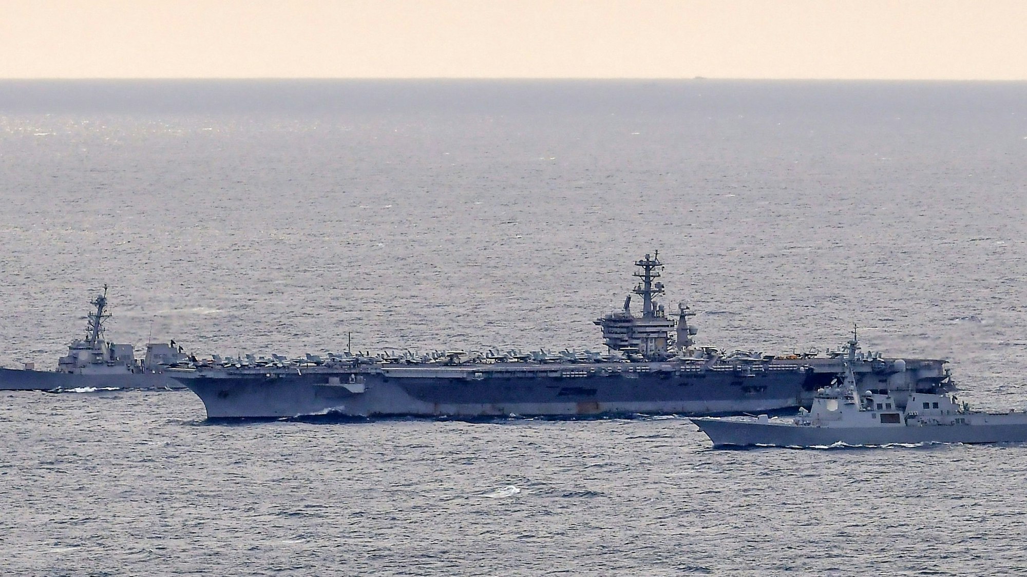 Auf diesem vom südkoreanischen Verteidigungsministerium zur Verfügung gestellten Foto segeln Kriegsschiffe der US-Navy und der südkoreanischen Marine während einer gemeinsamen Marineübung in internationalen Gewässern südlich der koreanischen Halbinsel.