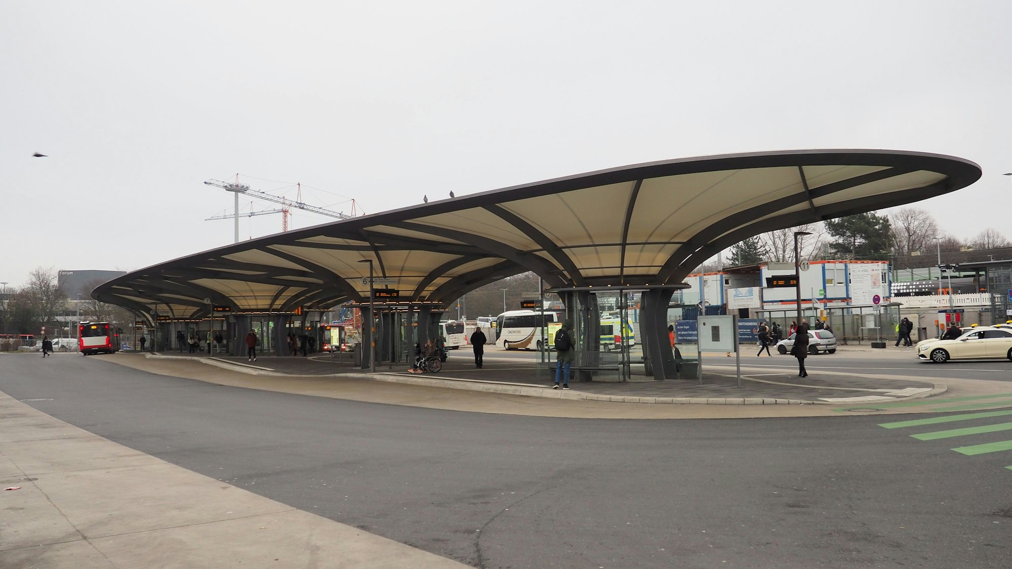 Wenige Menschen am Busbahnhof Leverkusen Mitte in Wiesdorf.