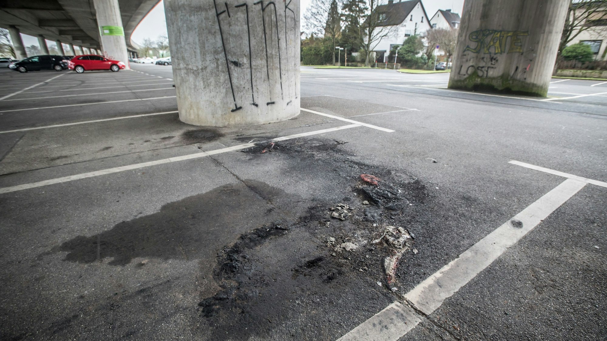 Nahe Tannenbergstraße / Lötzener Straße unter der Stelze brannte das Auto des Tatverdächtigen, der in der Augustastraße eine Wohnung angezündet hat.