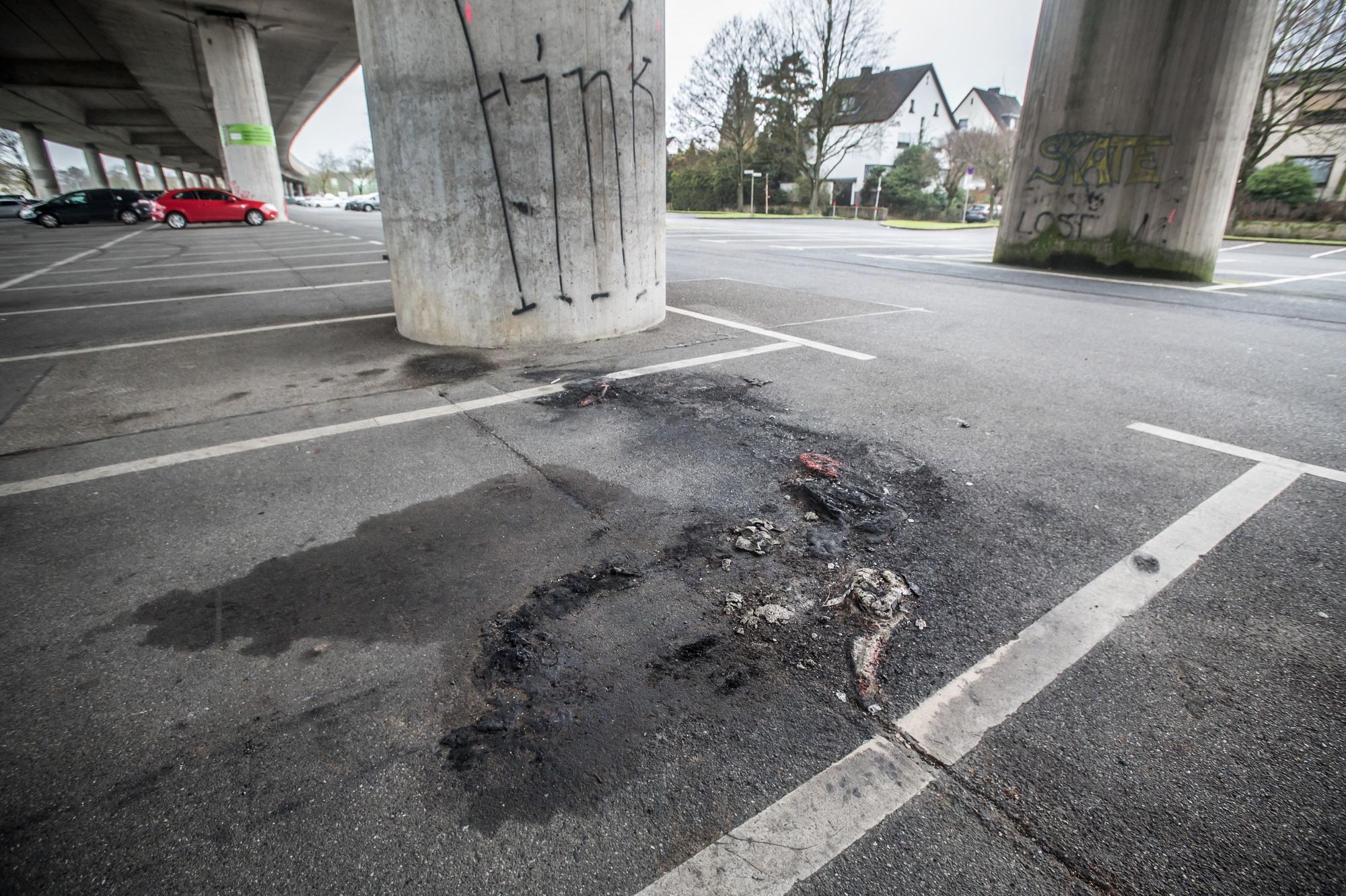 Nahe Tannenbergstraße / Lötzener Straße unter der Stelze. Hier brannte das Auto des Tatverdächtigen, der in der Augustastraße eine Wohnung angezündet hat. Tatverdeckung, laut Anklage. Foto: Ralf Krieger