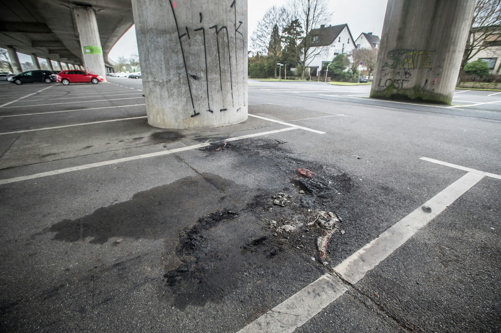 Nahe Tannenbergstraße / Lötzener Straße unter der Stelze. Hier brannte das Auto des Tatverdächtigen, der in der Augustastraße eine Wohnung angezündet hat. Tatverdeckung, laut Anklage. Foto: Ralf Krieger