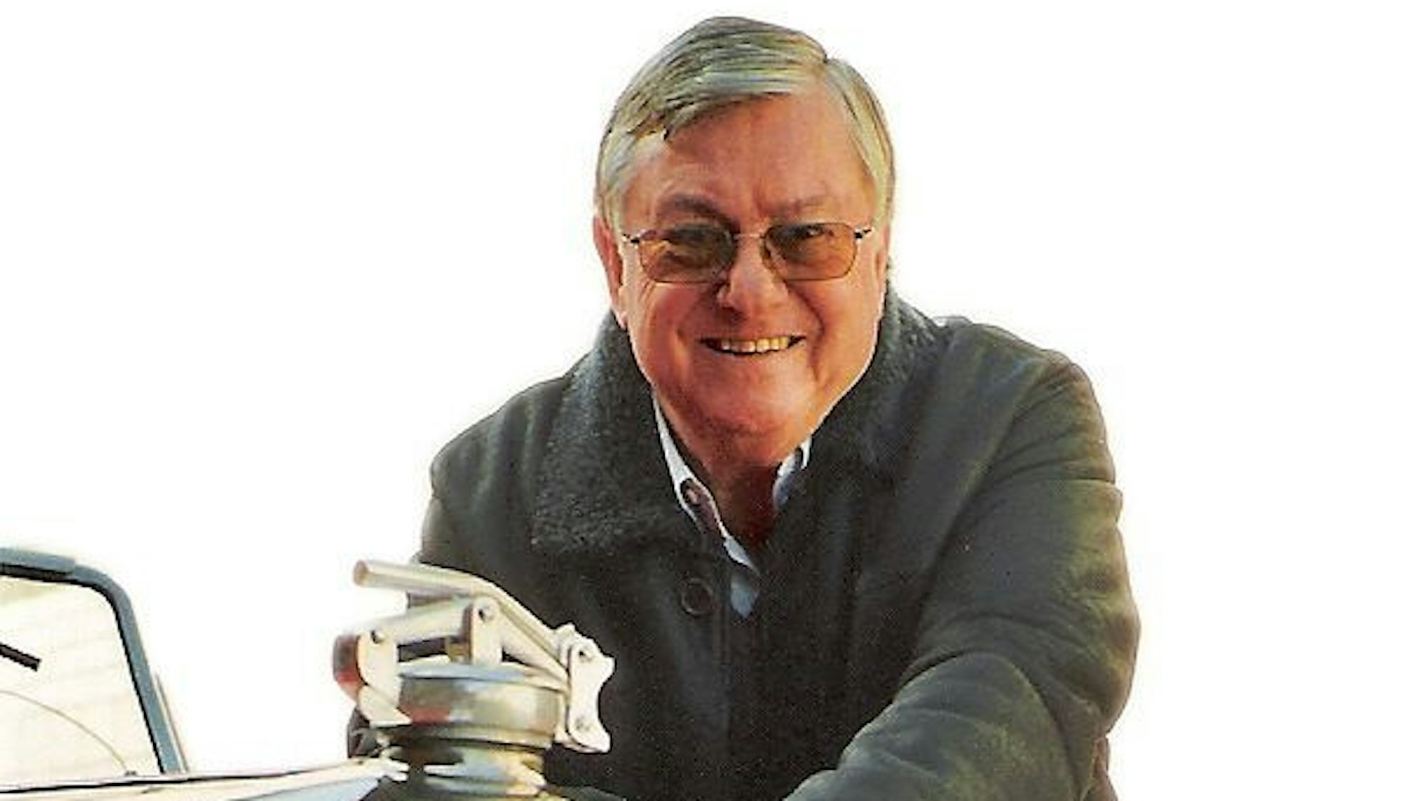 Alfred Noell steht an einem Oldtimer.