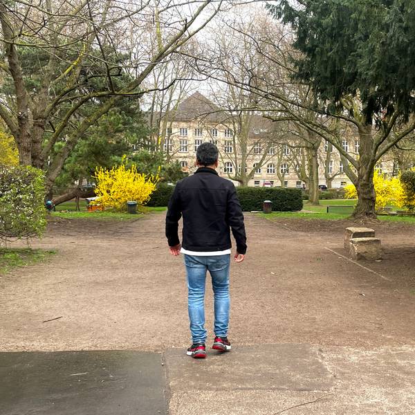 Ein Geflüchteter aus Syrien am Römerpark in der Kölner Südstadt.