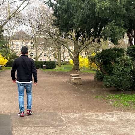 Ein Geflüchteter aus Syrien am Römerpark in der Kölner Südstadt.