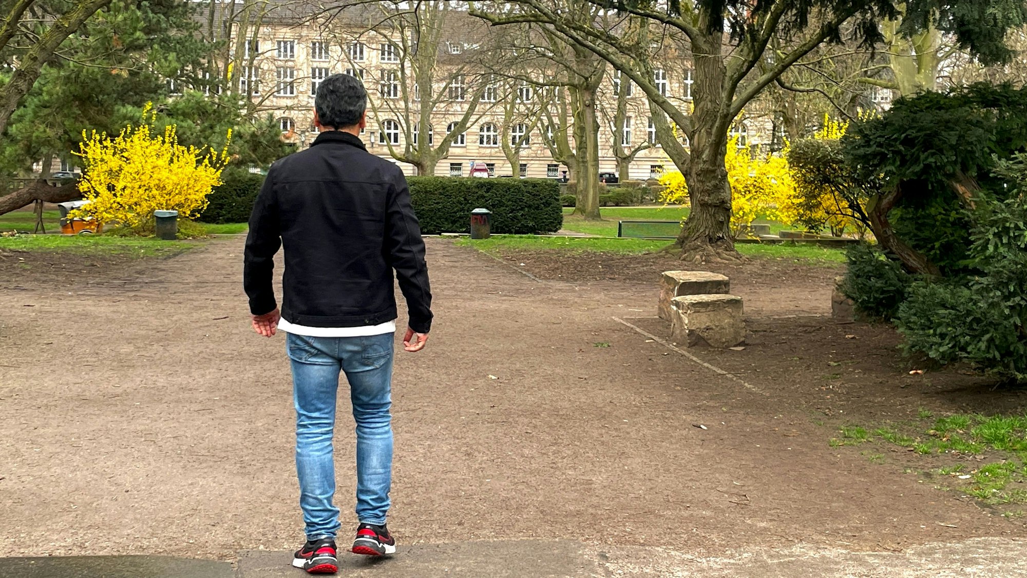 Ein Geflüchteter aus Syrien am Römerpark in der Kölner Südstadt.