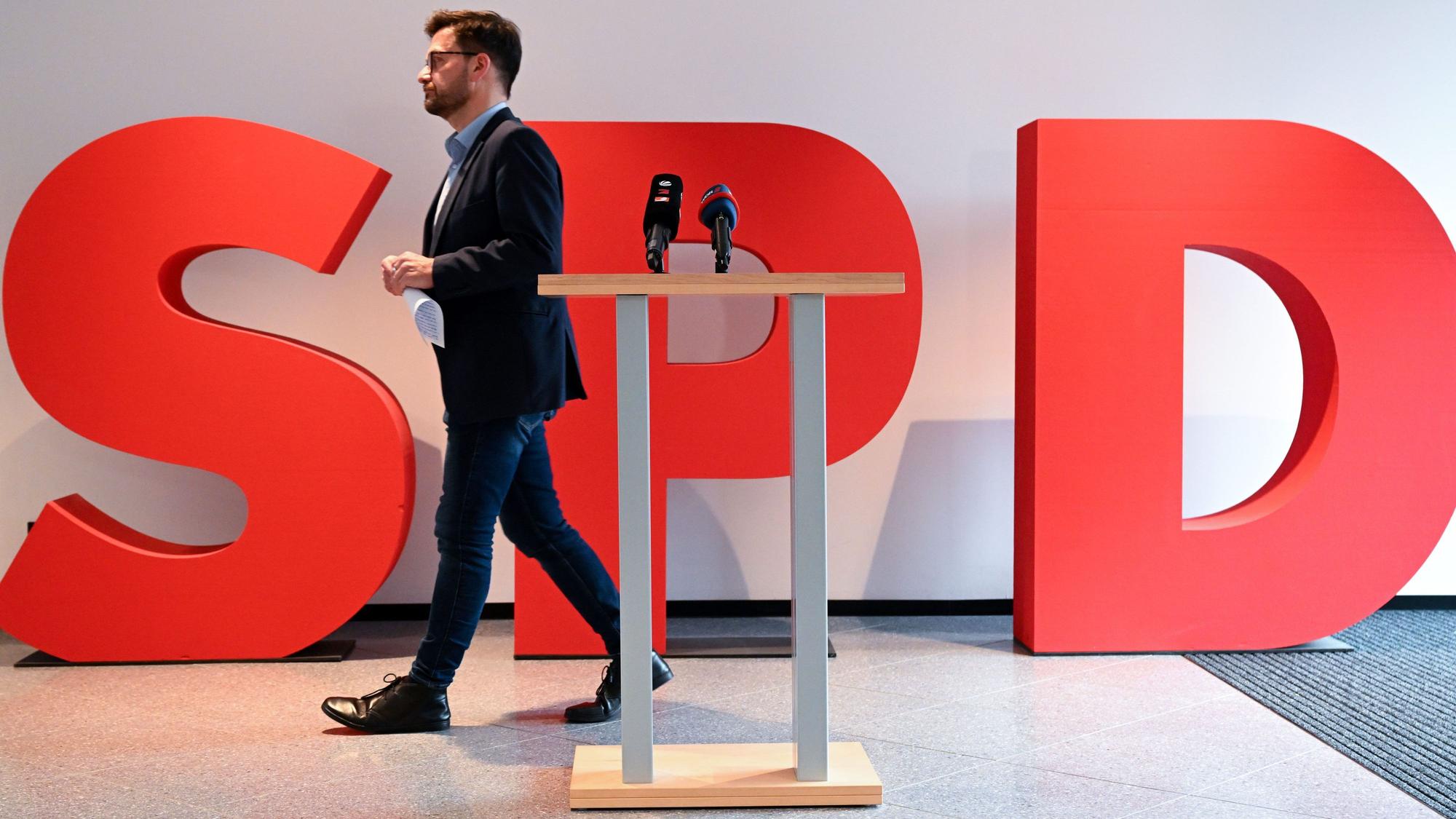 Thomas Kutschaty geht nach einem Statement im Johannes-Rau-Haus von der Bühne.