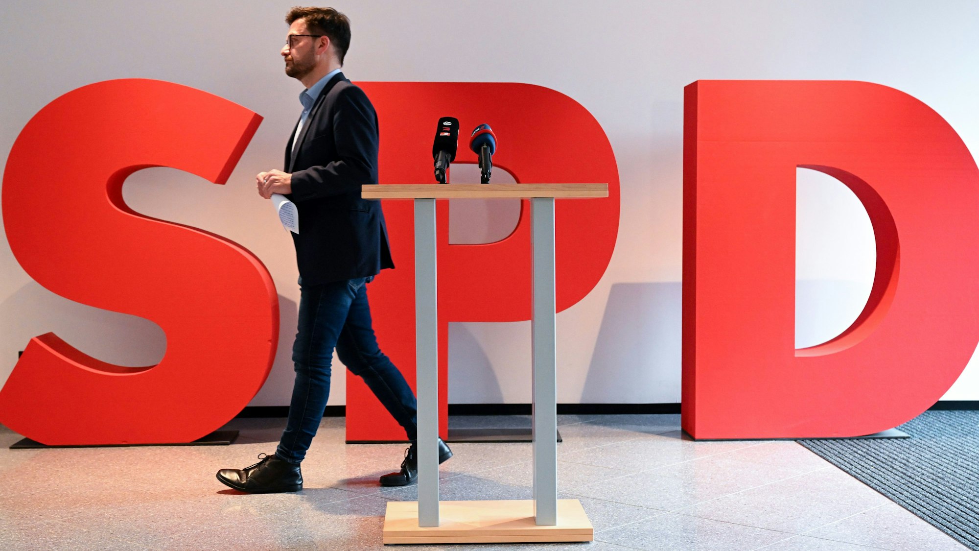 Thomas Kutschaty geht nach einem Statement im Johannes-Rau-Haus von der Bühne.