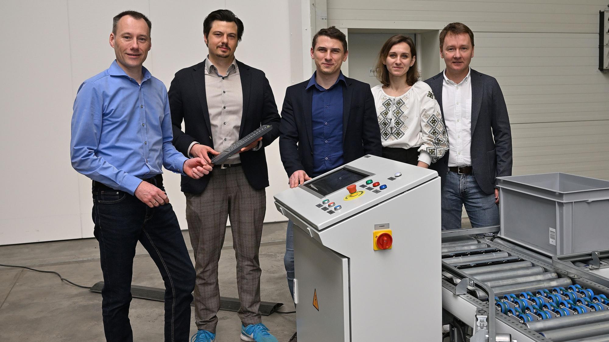Das Team in der europäischen Niederlassung in Bergisch Gladbach: (v.r.) Oleksandr Klymenko, Viktoria Voroniuk, Sergey Palamarchuk, Martin Bena und Tobias Frohn.