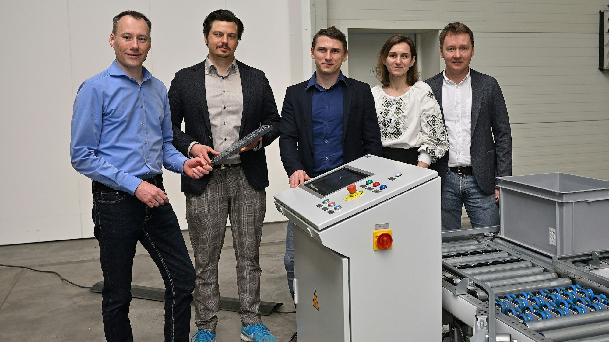 Das Team in der europäischen Niederlassung in Bergisch Gladbach: (v.r.) Oleksandr Klymenko, Viktoria Voroniuk, Sergey Palamarchuk, Martin Bena und Tobias Frohn.