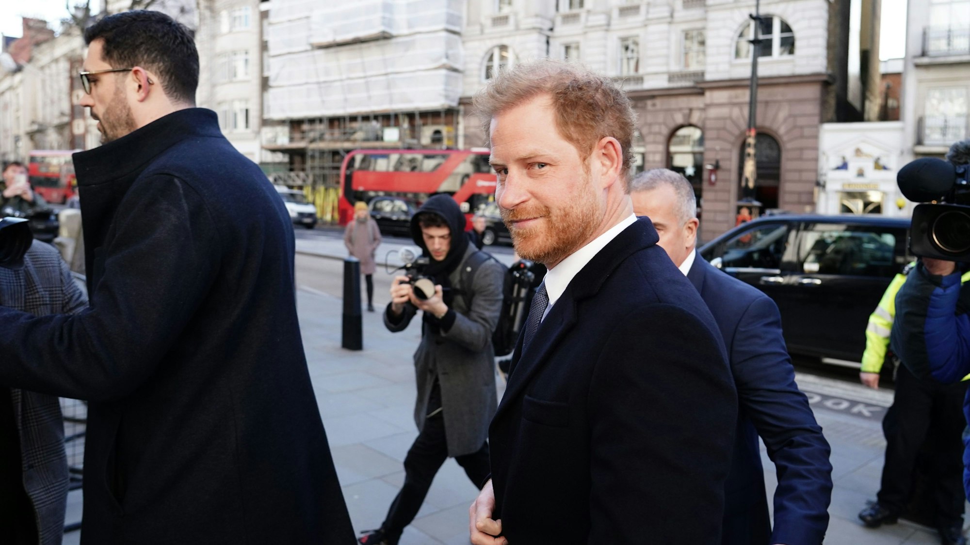 London: Prinz Harry (M), Herzog von Sussex, trifft vor einer Anhörung vor dem Royal Courts Of Justice im Zentrum Londons ein. Er klagt gegen den Verlag Associated Newspapers Limited.