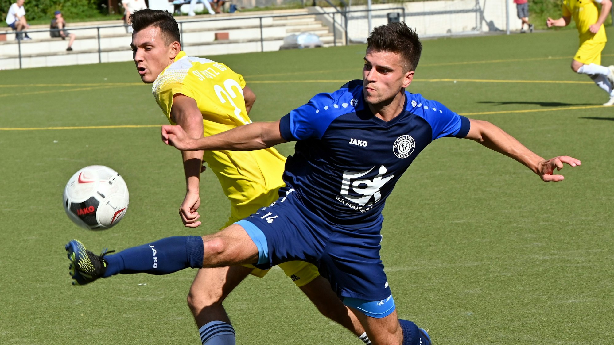 Fußball
Deutz 05 - FC Pesch
vorne: Markus Lehmann (Pesch)
hinten: Emirhan Özen (Deutz)
Foto: Uli Herhaus