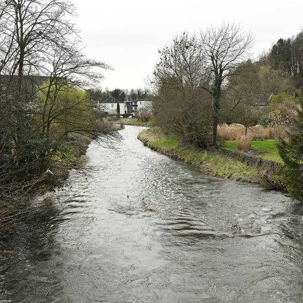 Beim Blick von der Rathausbrücke in Hoffnungsthal sülzabwärts liegt das Gebiet des Bebauungsplans rechts des Flusses, zwischen Sülz und Hauptstraße.