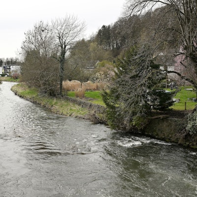 Beim Blick von der Rathausbrücke sülzabwärts liegt am rechten Flussufer das Gebiet des Bebauungsplans „Sülzufer West“ – zwischen Fluss und Hauptstraße.