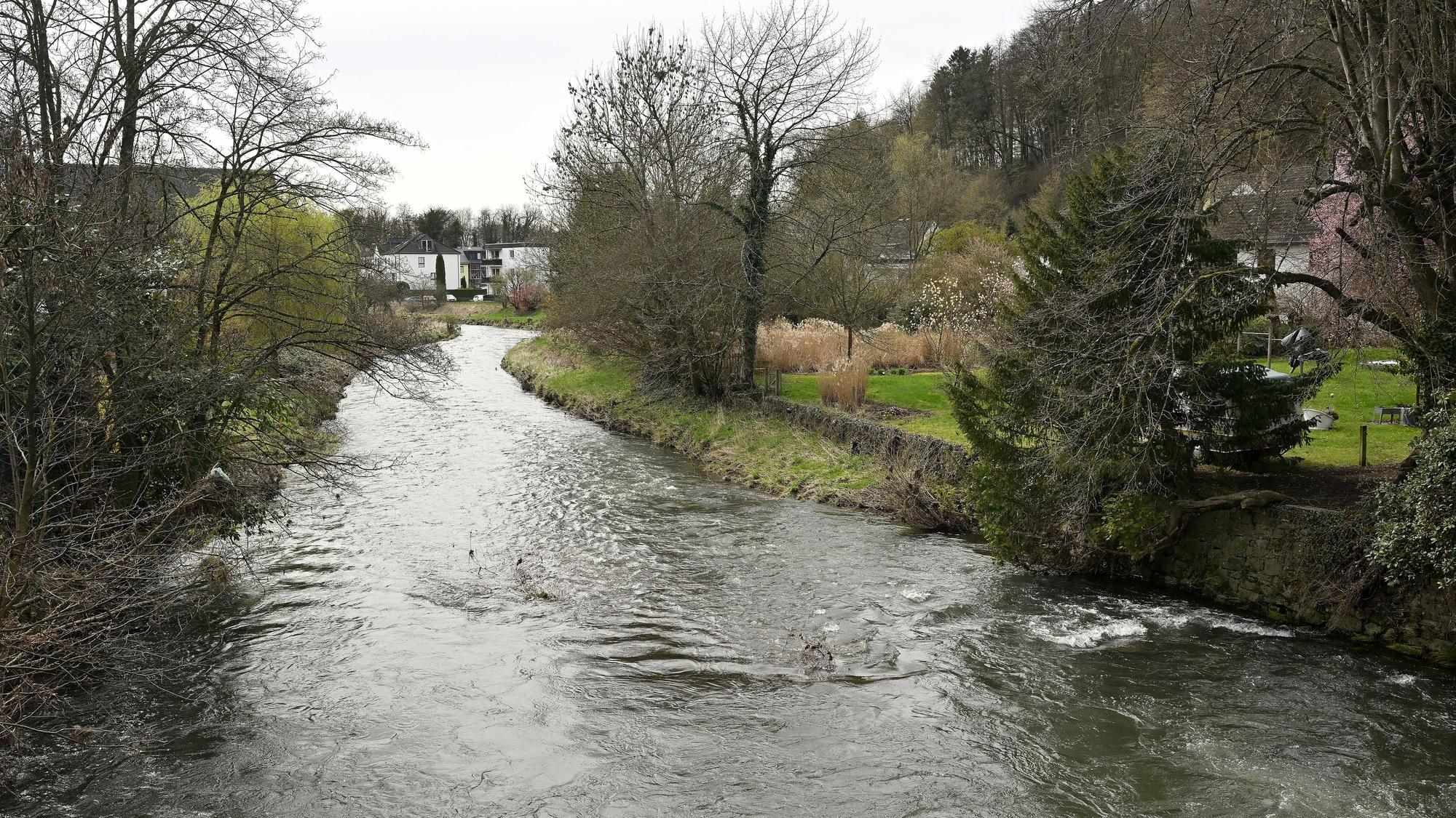 Beim Blick von der Rathausbrücke in Hoffnungsthal sülzabwärts liegt das Gebiet des Bebauungsplans rechts des Flusses, zwischen Sülz und Hauptstraße.