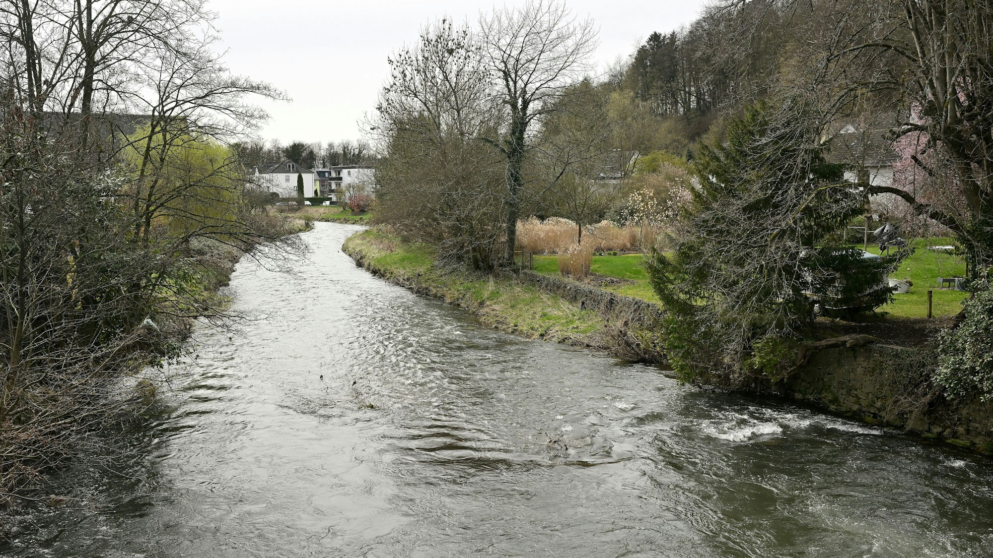 Beim Blick von der Rathausbrücke in Hoffnungsthal sülzabwärts liegt das Gebiet des Bebauungsplans rechts des Flusses, zwischen Sülz und Hauptstraße.