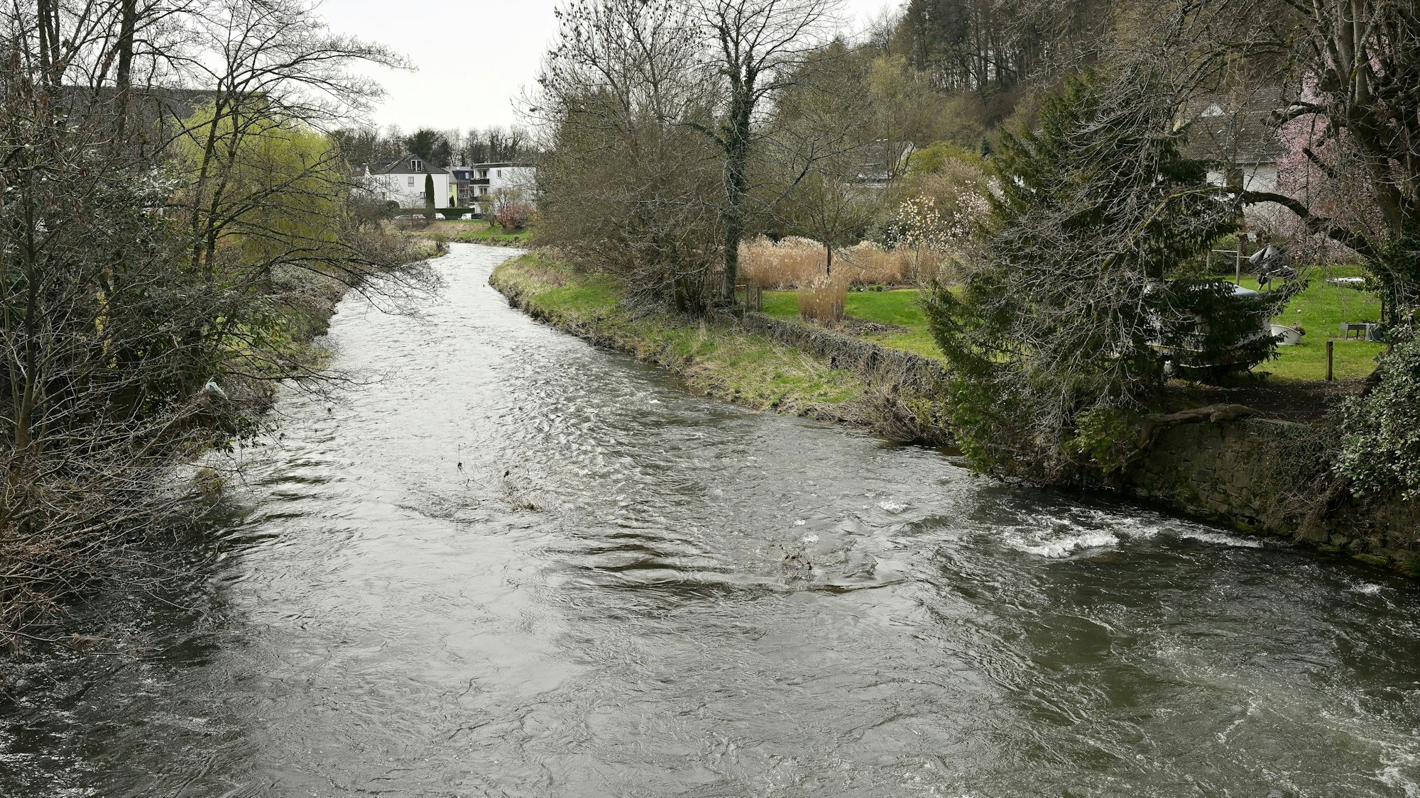 Beim Blick von der Rathausbrücke sülzabwärts liegt am rechten Flussufer das Gebiet des Bebauungsplans „Sülzufer West“ – zwischen Fluss und Hauptstraße.