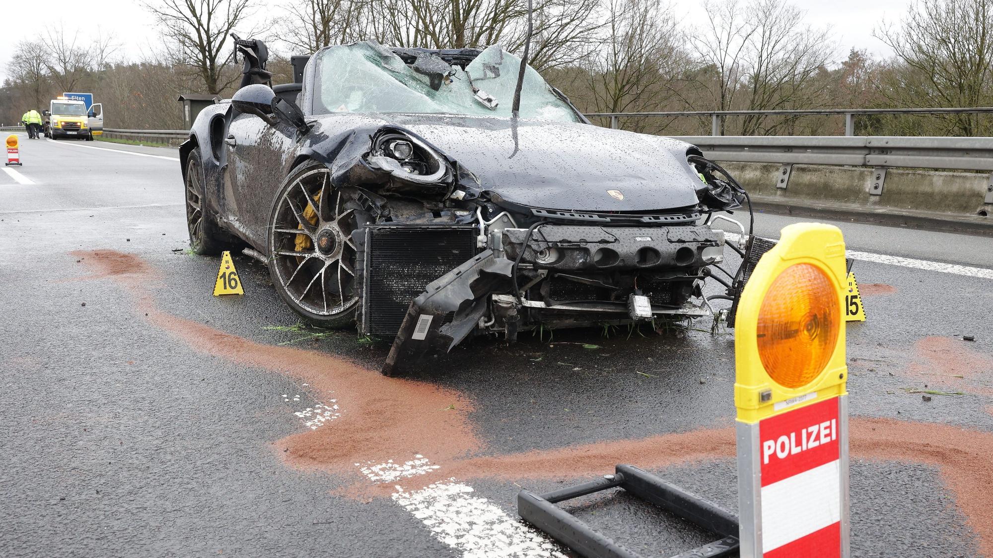 Ein demolierter Porsche steht auf der A3 bei Emmerich