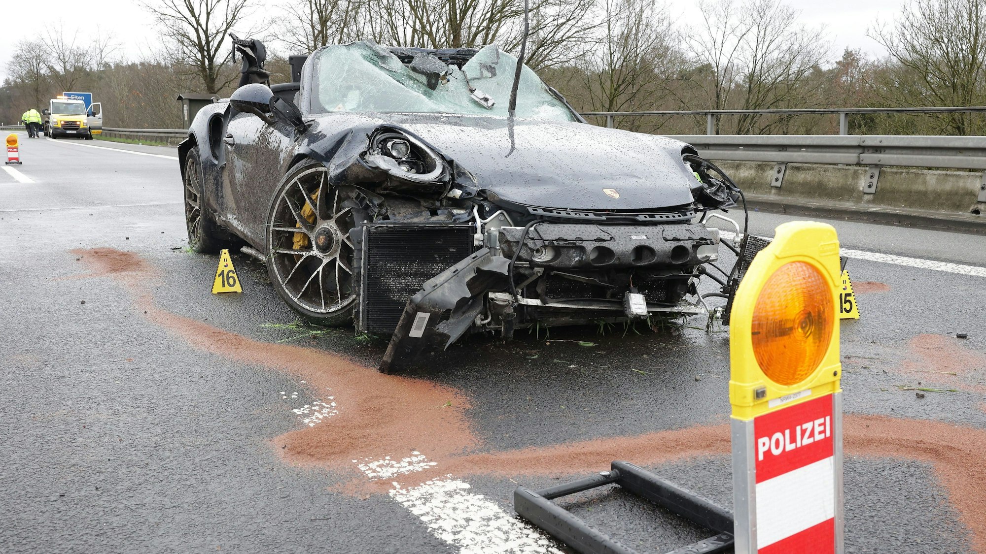 Ein demolierter Porsche steht auf der A3 bei Emmerich