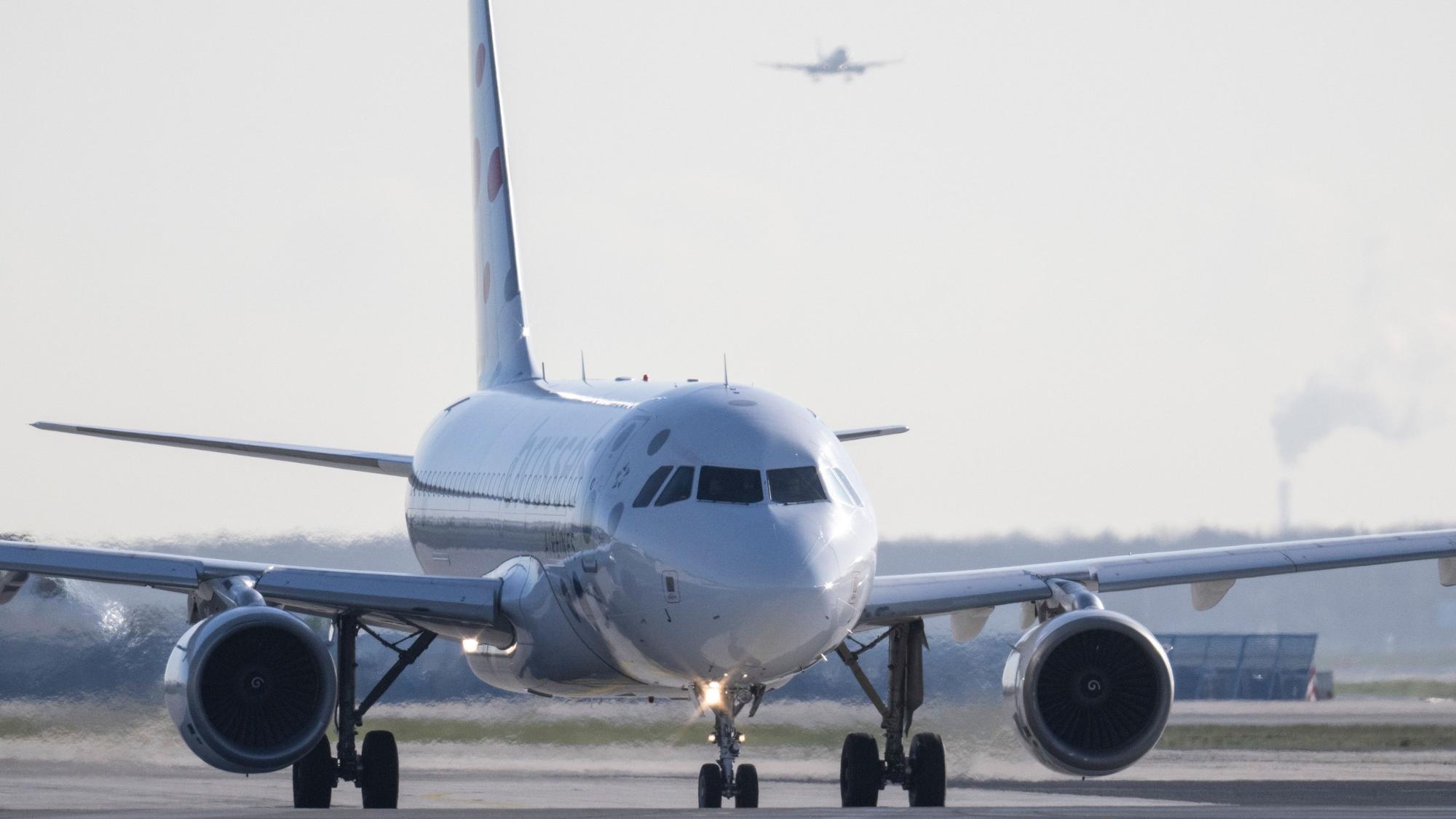 Ein Flugzeug rollt auf dem Flughafen Frankfurt zum Start