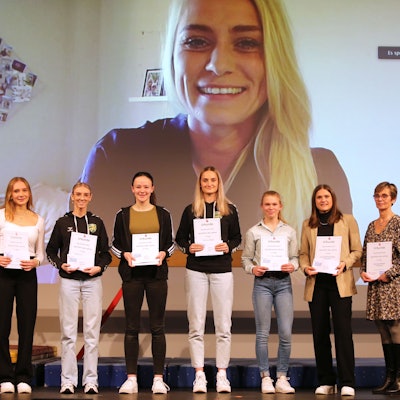 Bühnenszene mit geehrten Sportlerinnen