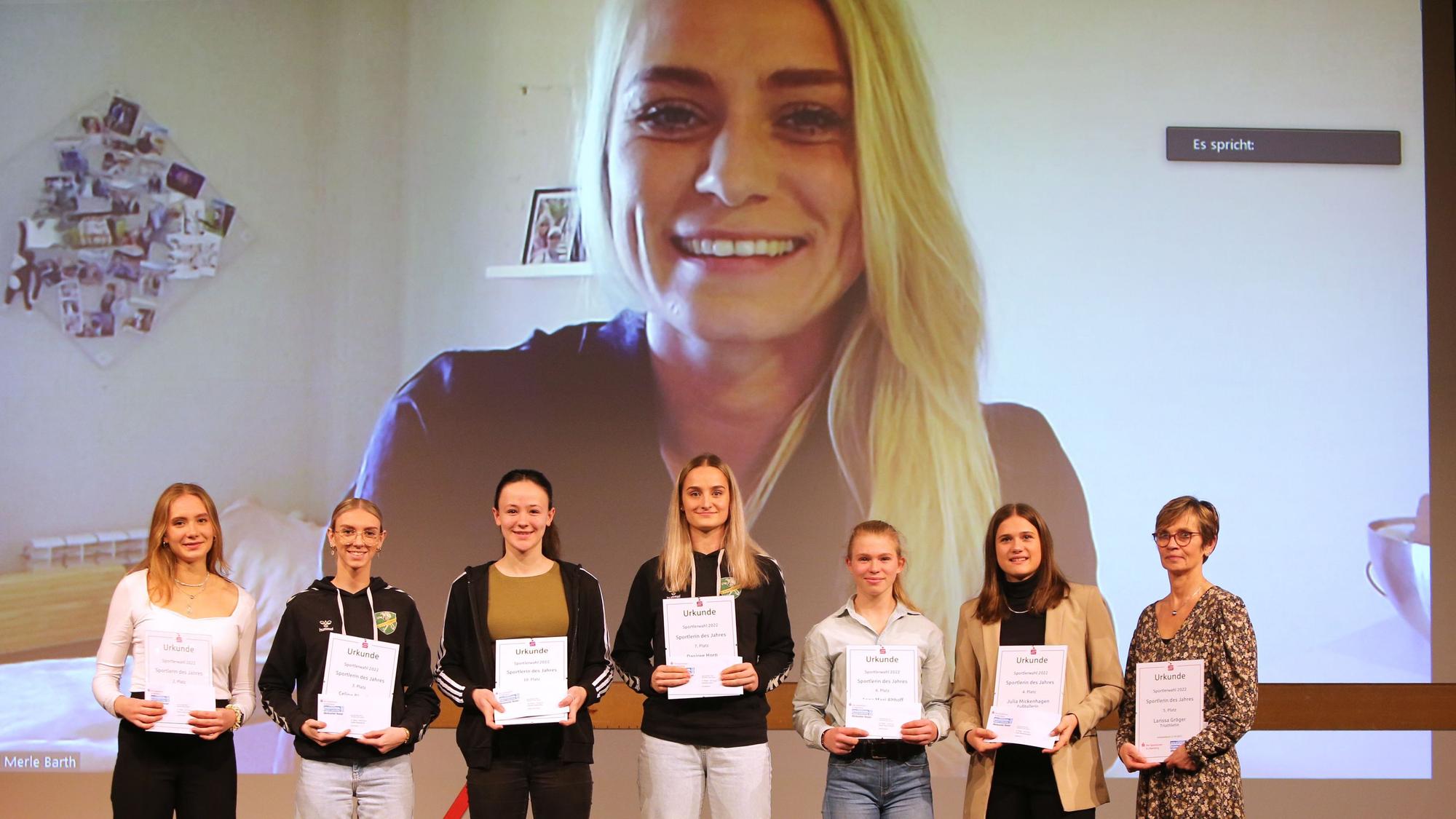 Bühnenszene mit geehrten Sportlerinnen