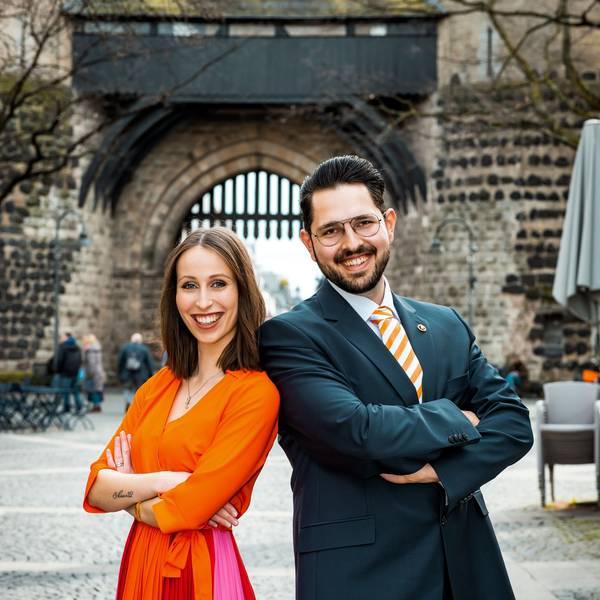 Eine Frau und ein Mann stehen nebeneinander.