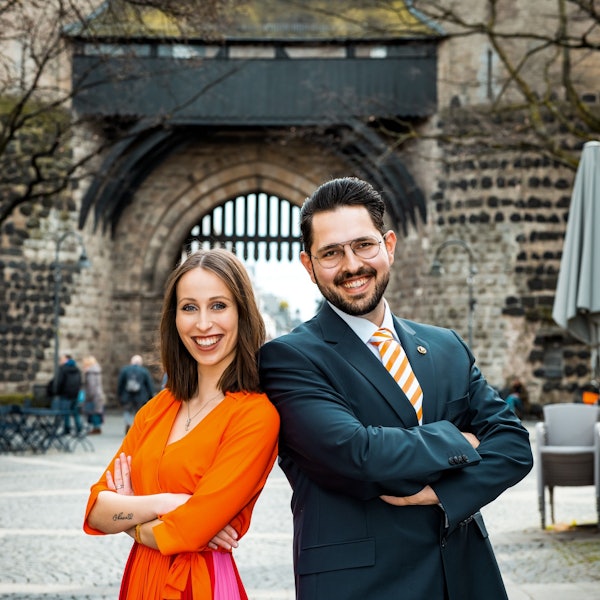 Eine Frau und ein Mann stehen nebeneinander.