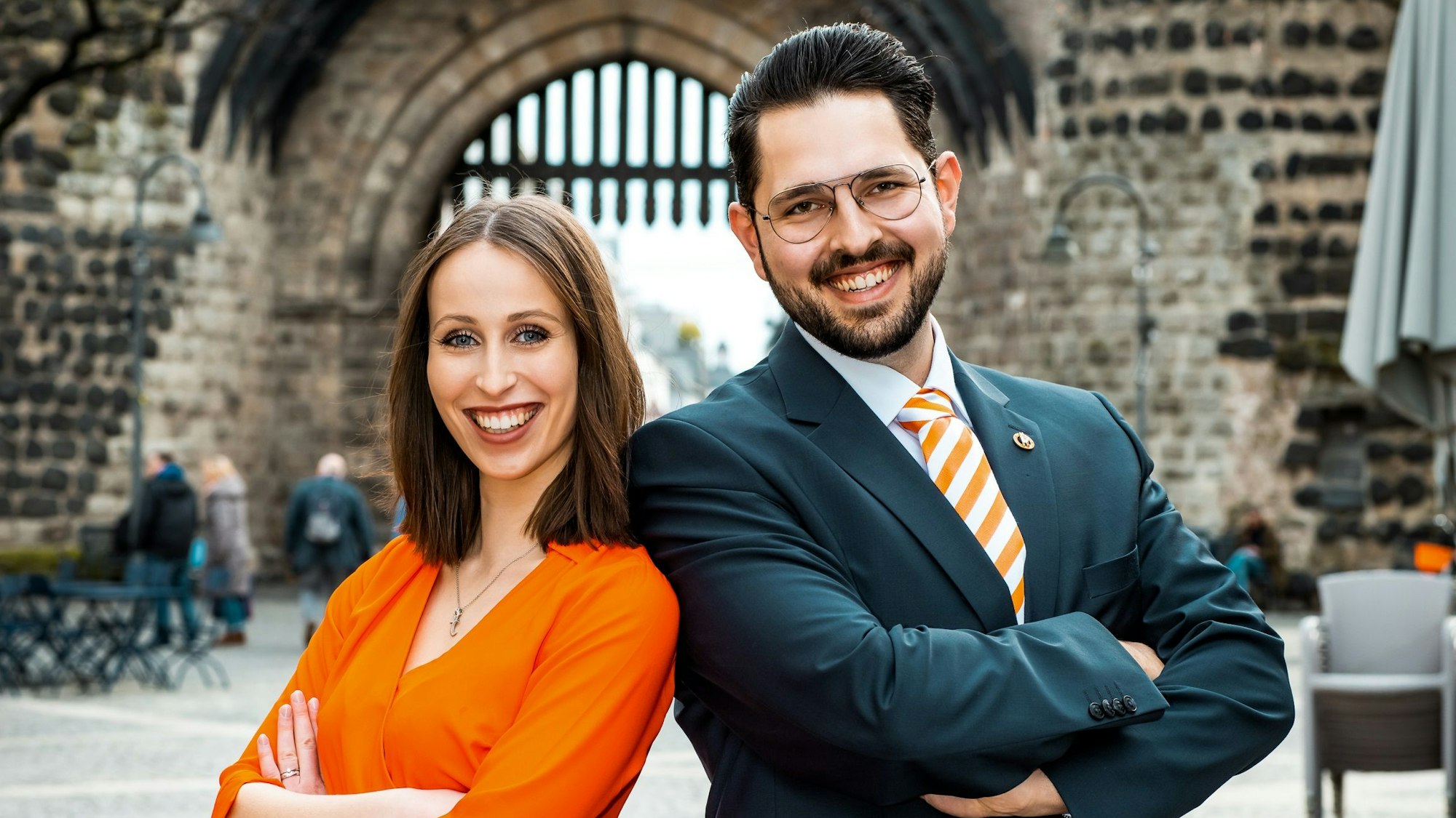 Eine Frau und ein Mann stehen nebeneinander.