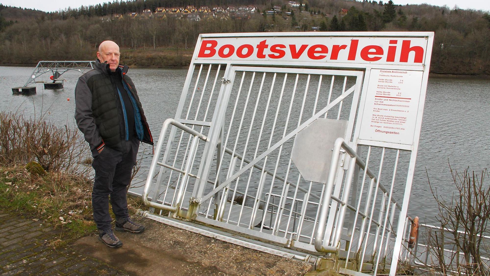 Am verwaisten Steg seines Bootsverleihs am Kronenburger See steht Franz Vilz.