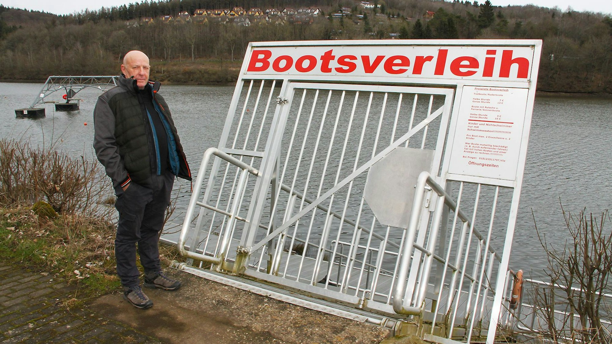 Am verwaisten Steg seines Bootsverleihs am Kronenburger See steht Franz Vilz.