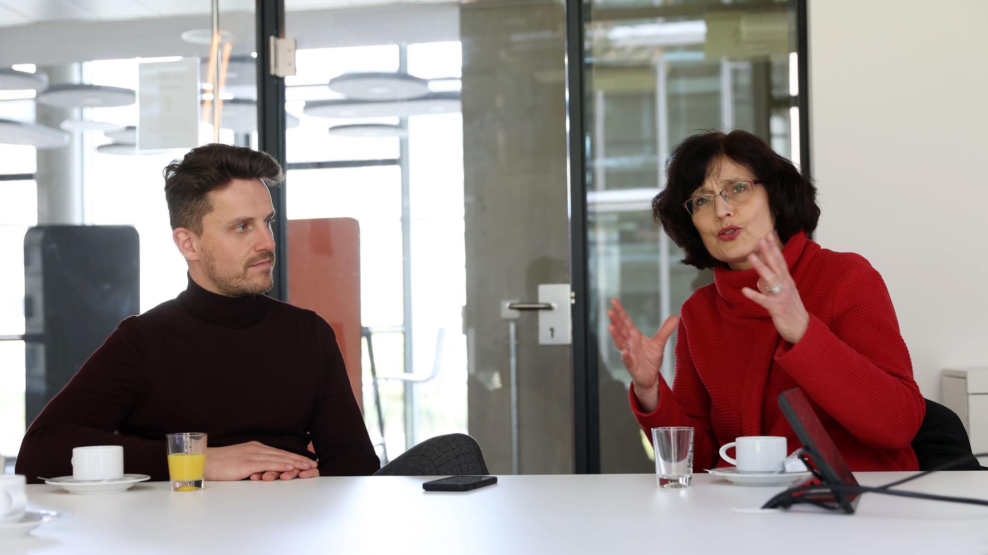 Das Bild zeigt die SPD-Vorsitzenden Claudia Walther und Florian Schuster.