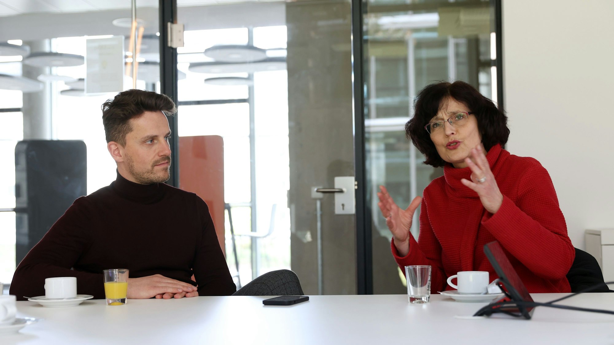 Das Bild zeigt die SPD-Vorsitzenden Claudia Walther und Florian Schuster.