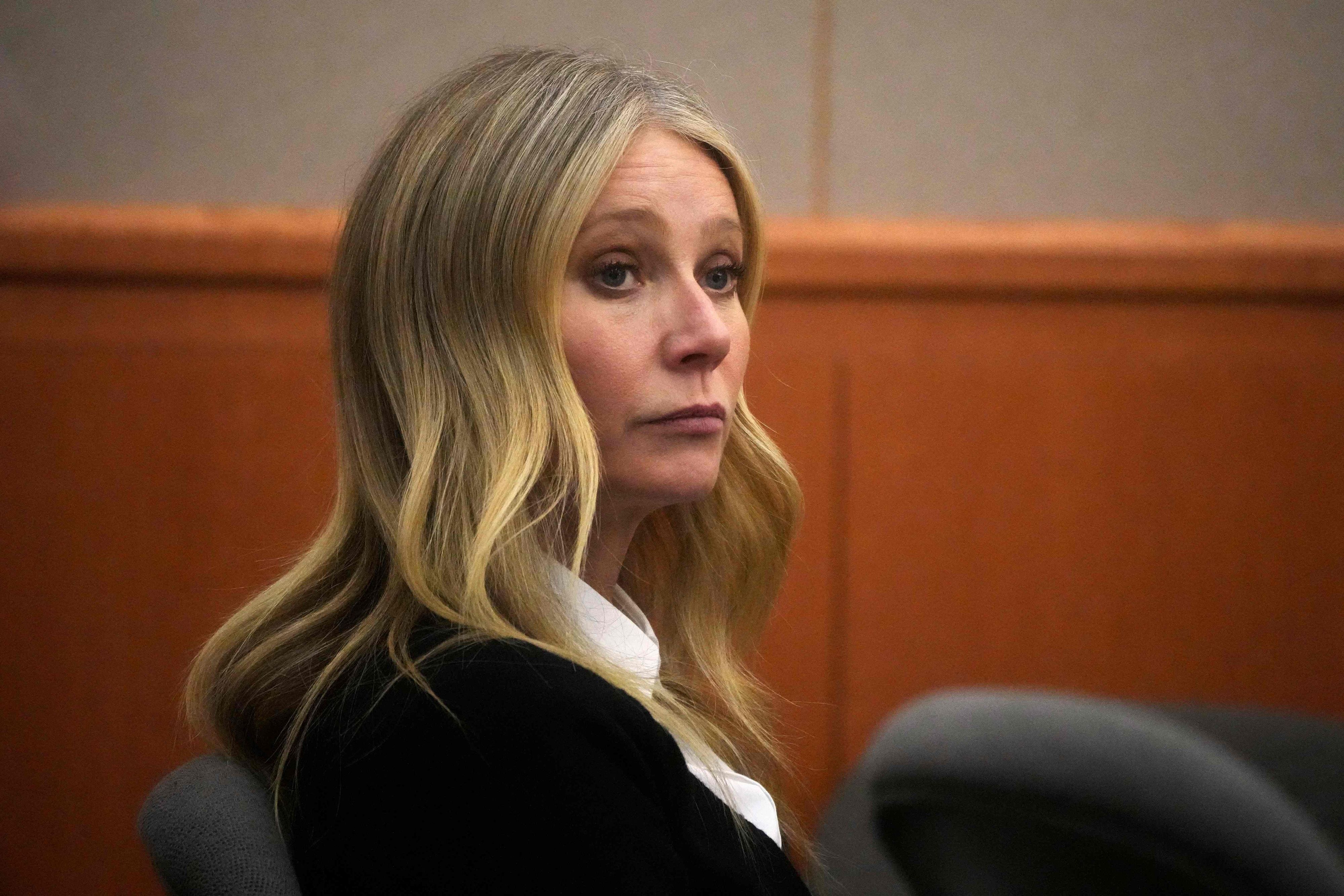 Schauspielerin Gwyneth Paltrow sitzt in Salt Lake City im Gerichtssaal. Die 50 Jahre alte Schauspielerin muss sich wegen eines Skiunfalls verantworten.