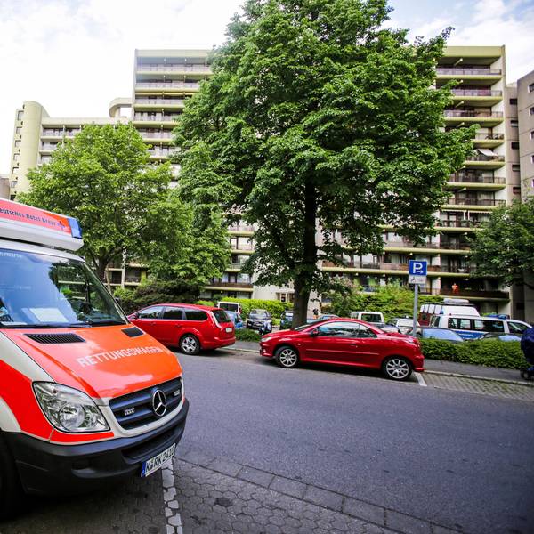 Ein Rettungswagen steht am Straßenrand.