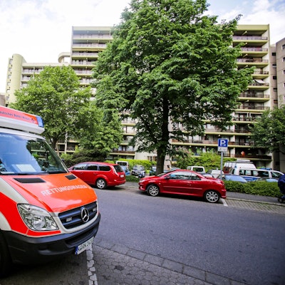 Ein Rettungswagen steht am Straßenrand.