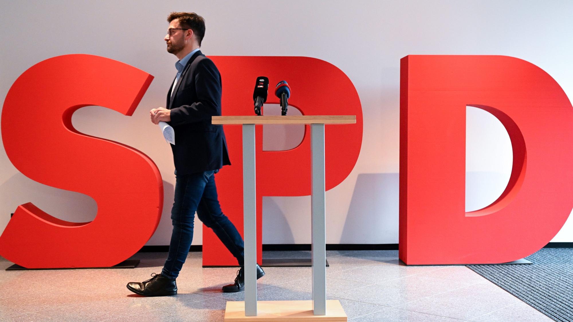 SPD-Politiker Thomas Kutschaty geht nach einem Statement im Johannes-Rau-Haus.