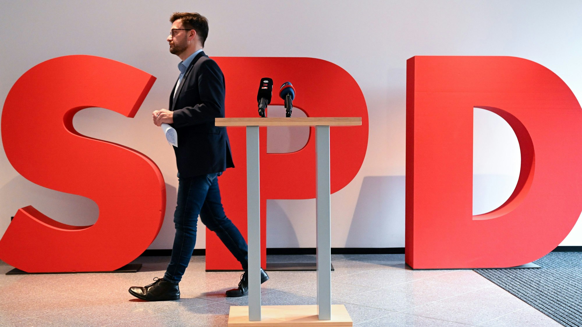 SPD-Politiker Thomas Kutschaty geht nach einem Statement im Johannes-Rau-Haus.