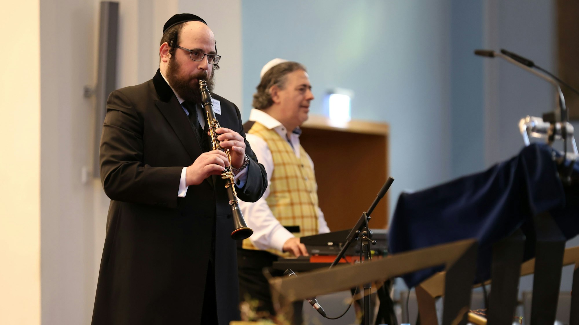 Ein Mann spielt Klarinette