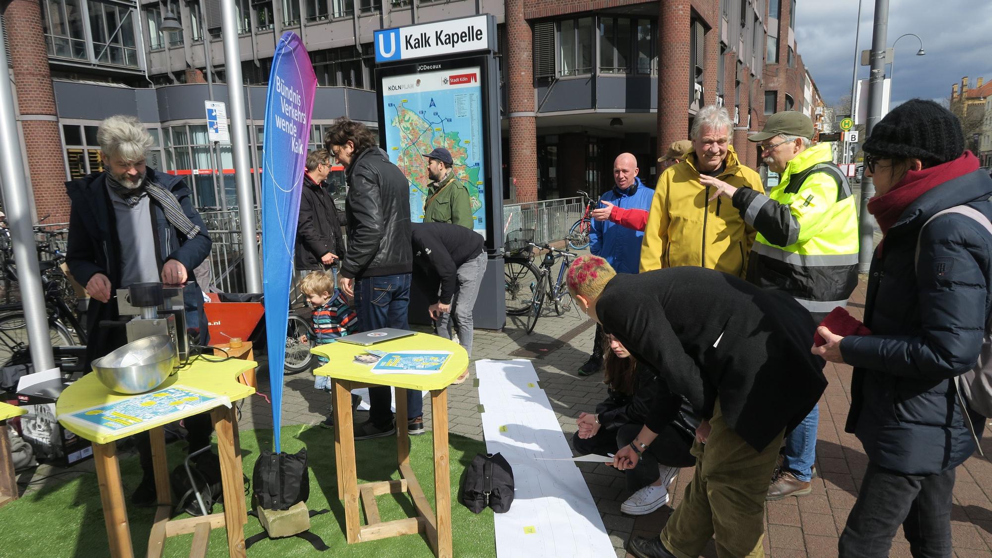 An einem Stand diskutieren Menschen.