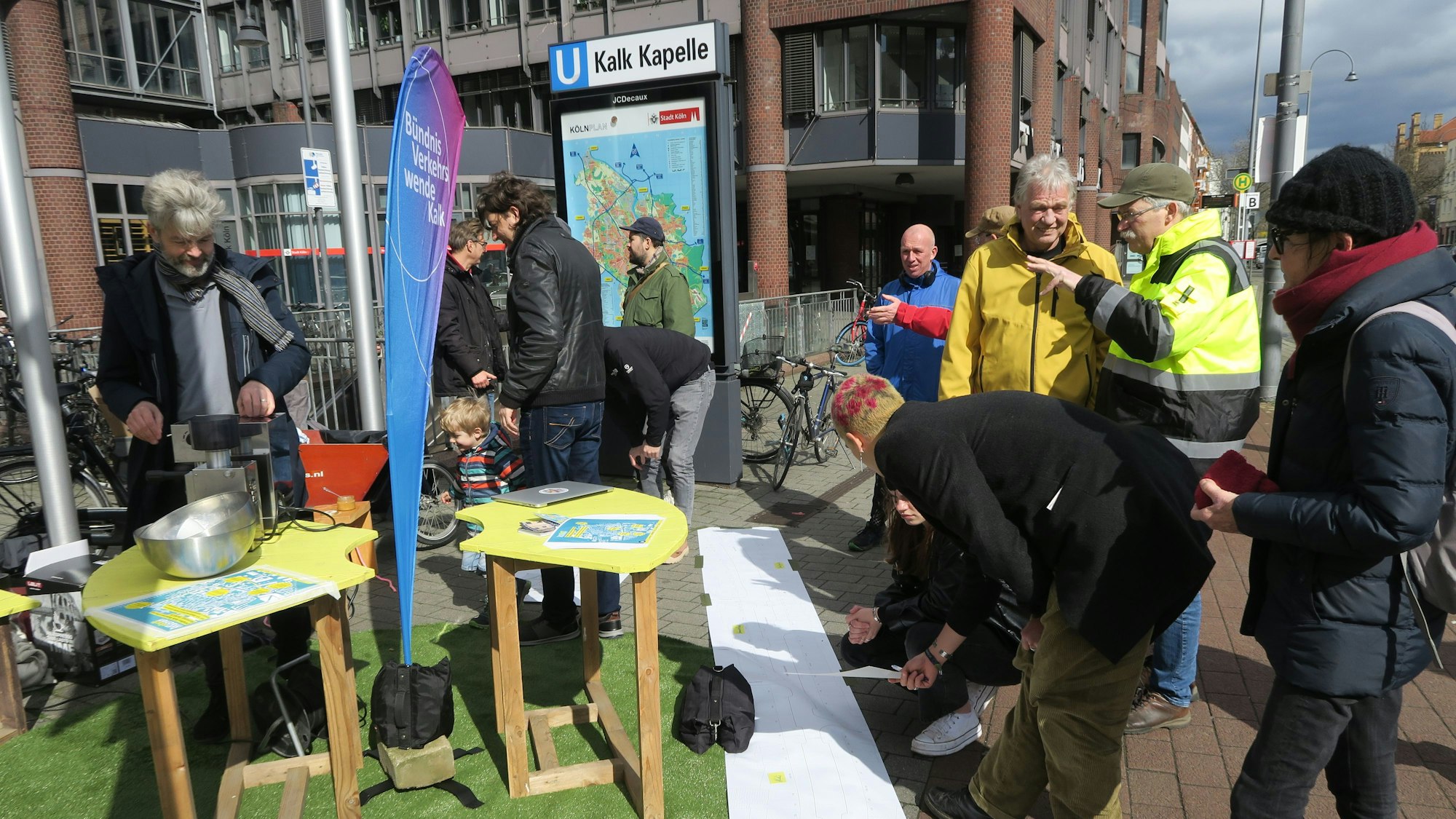 An einem Stand diskutieren Menschen.