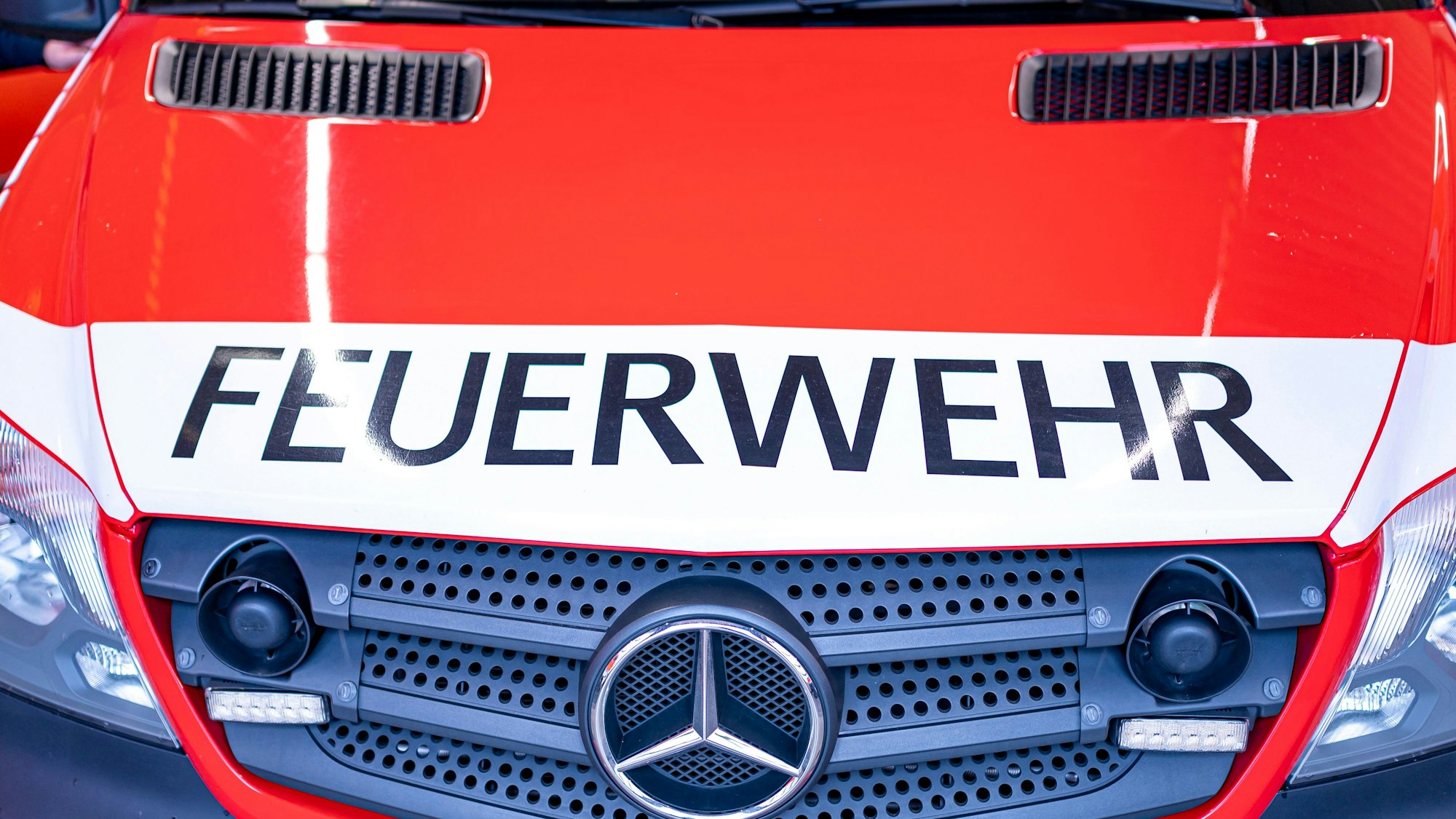 Die Front eines Feuerwehrwagens mit der Aufschrift „Feuerwehr“.