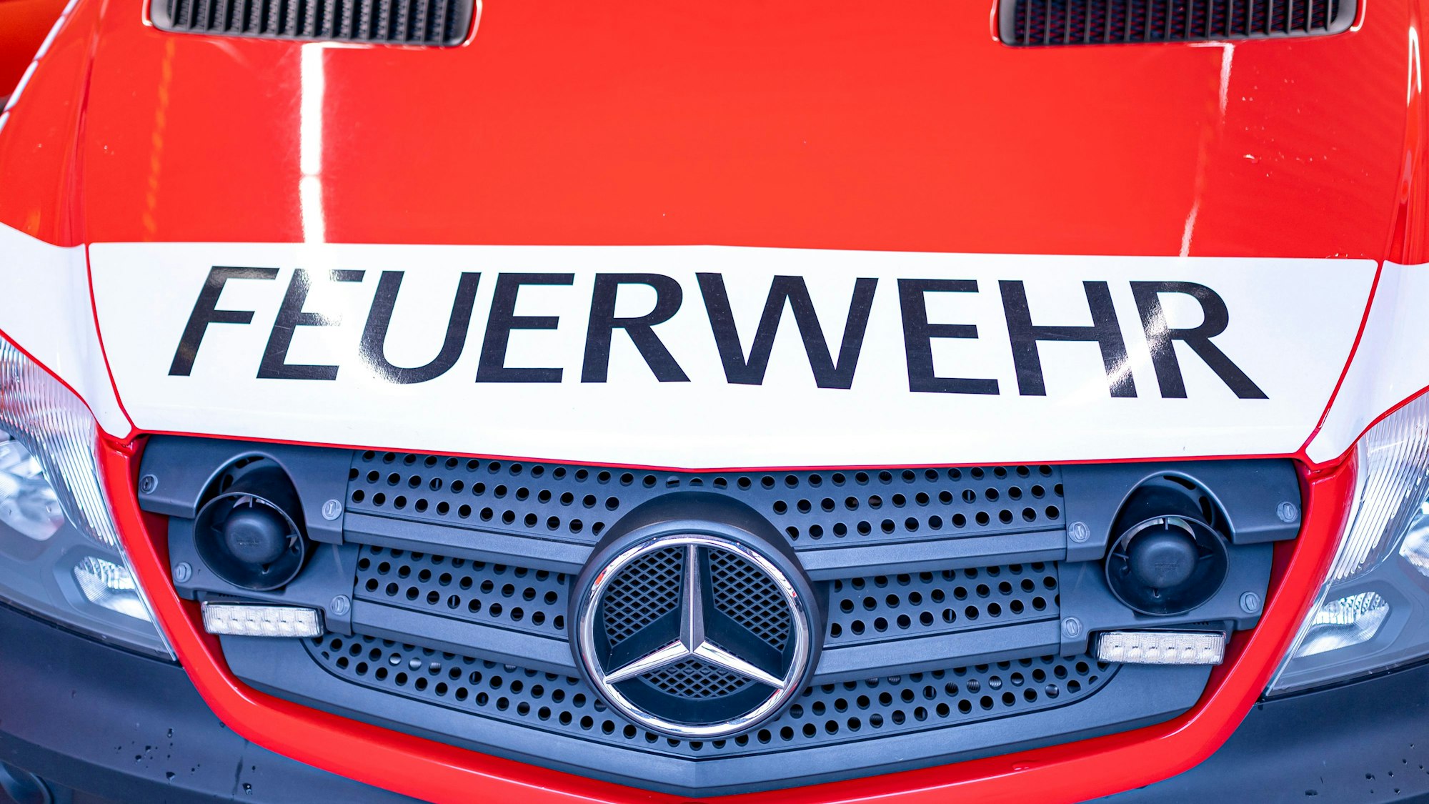 Ein Fahrzeug mit der Aufschrift „Feuerwehr“.